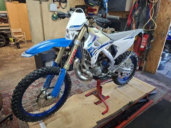 TM Moto Enduro 300 2T Fi mod 2024 im Auftrag zu verkaufen